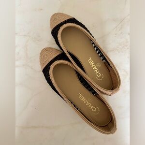 CHANEL Tan and Black Ballet Flats in Rafia. Spring summer 2025 collection